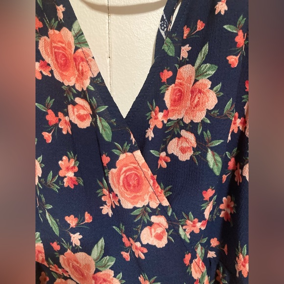 Francesca’s Trixxi Coral & Navy Blue Rose Floral Romper Size Medium - Picture 7 of 16